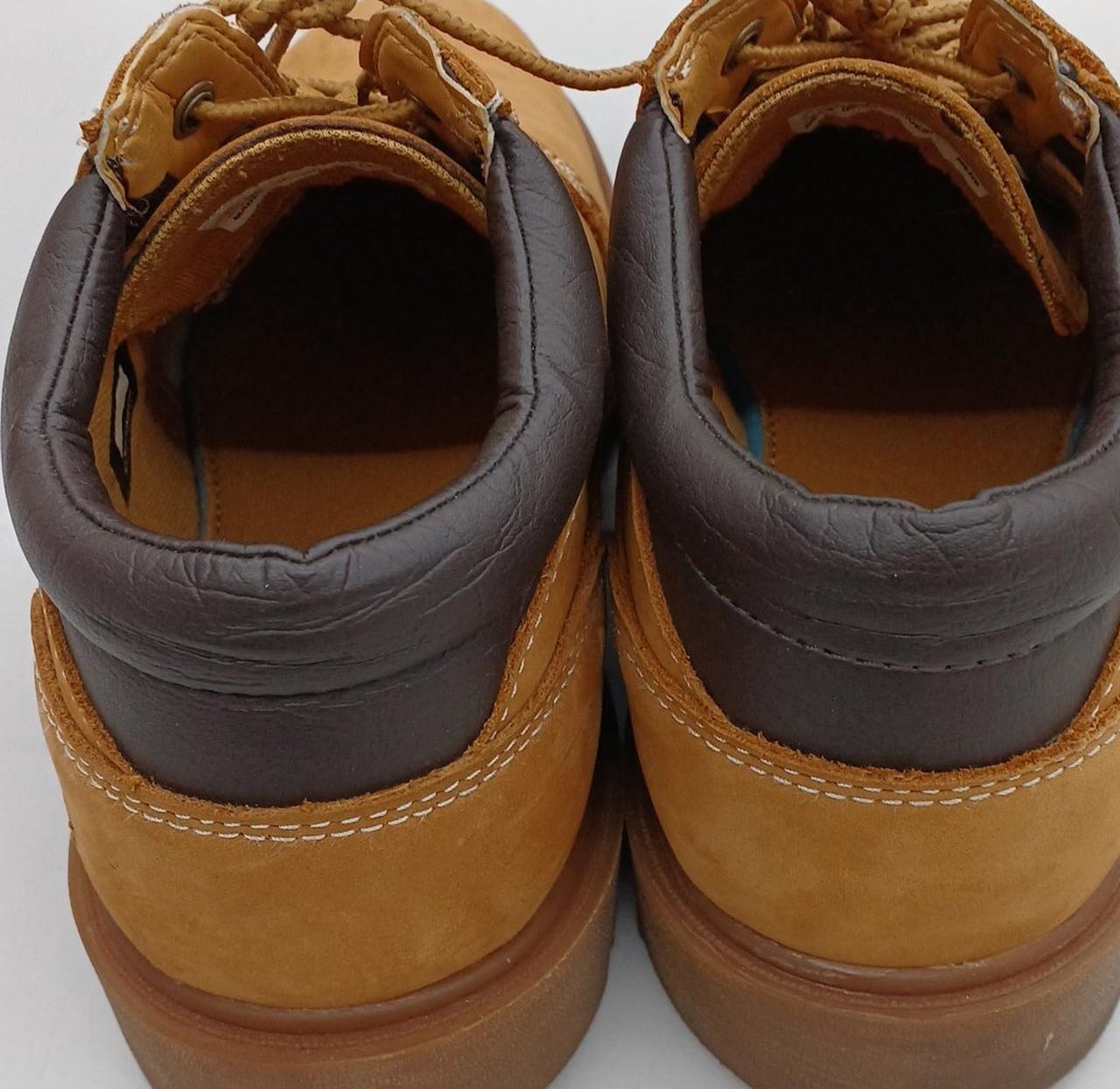 かかと側にシワがあります