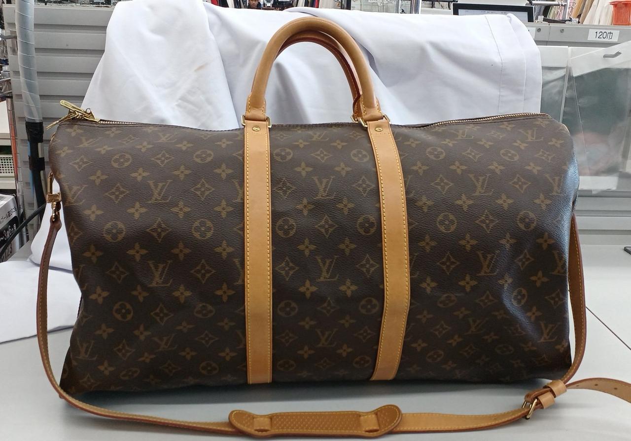 ヌメ革にシミ、汚れがあります