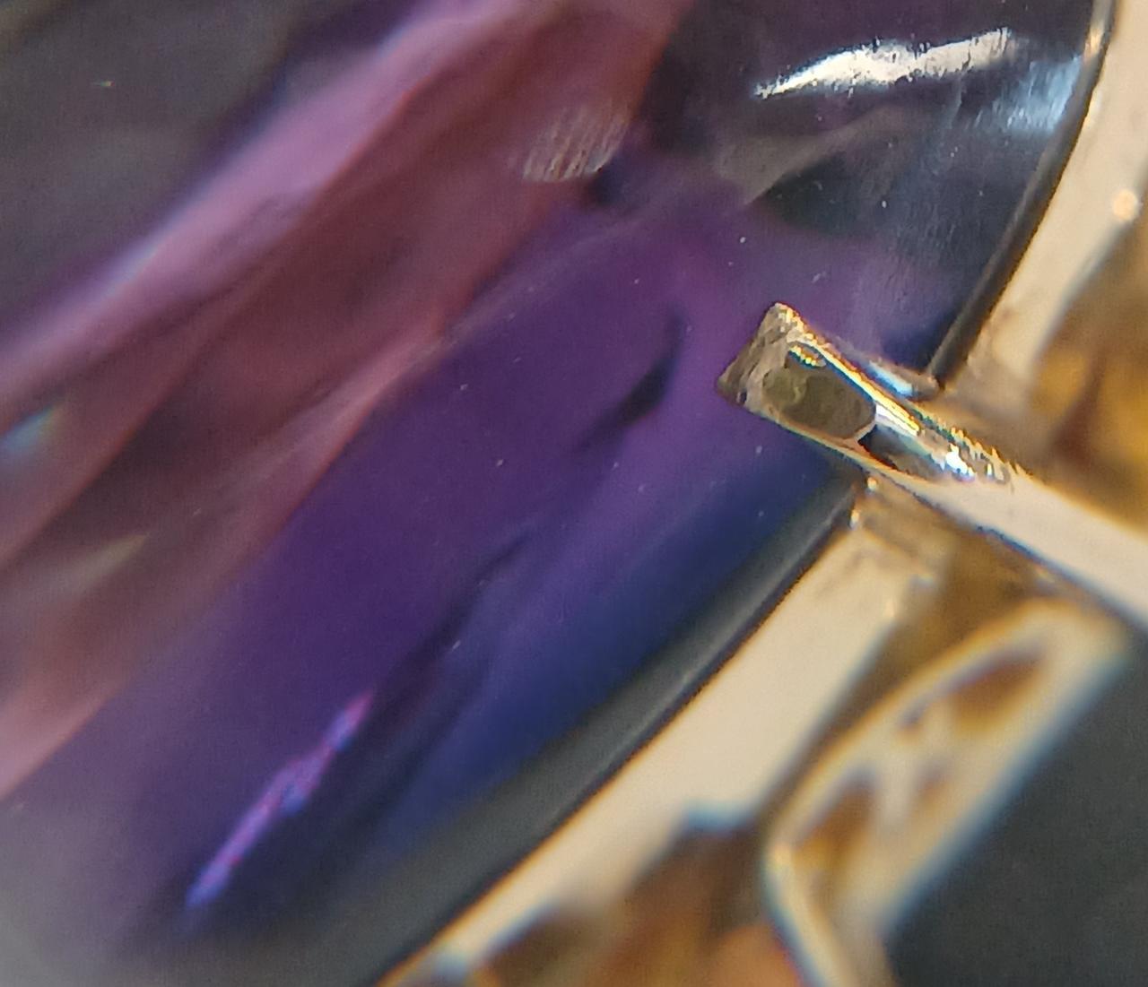 右側上部分の爪の横に擦れあります。