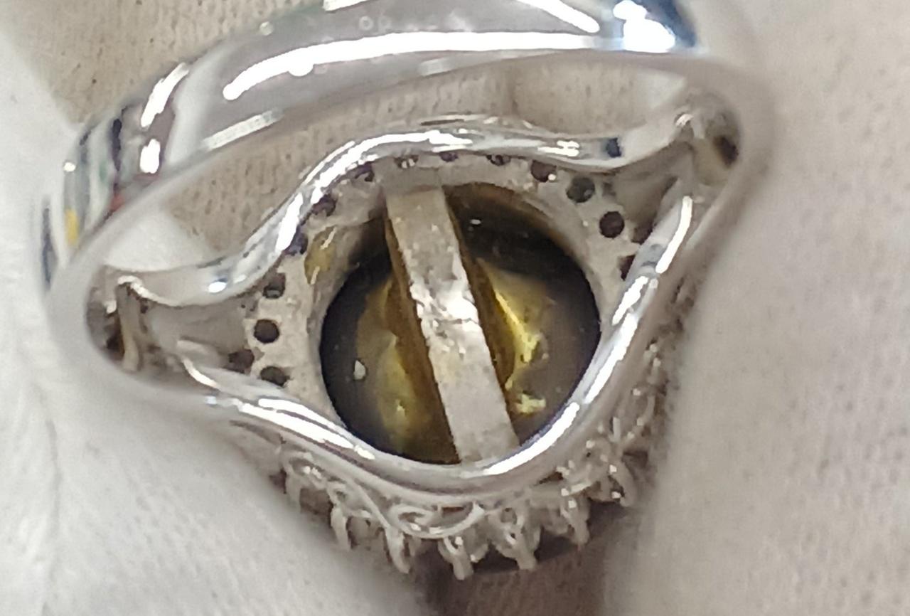 石が接着されてます。