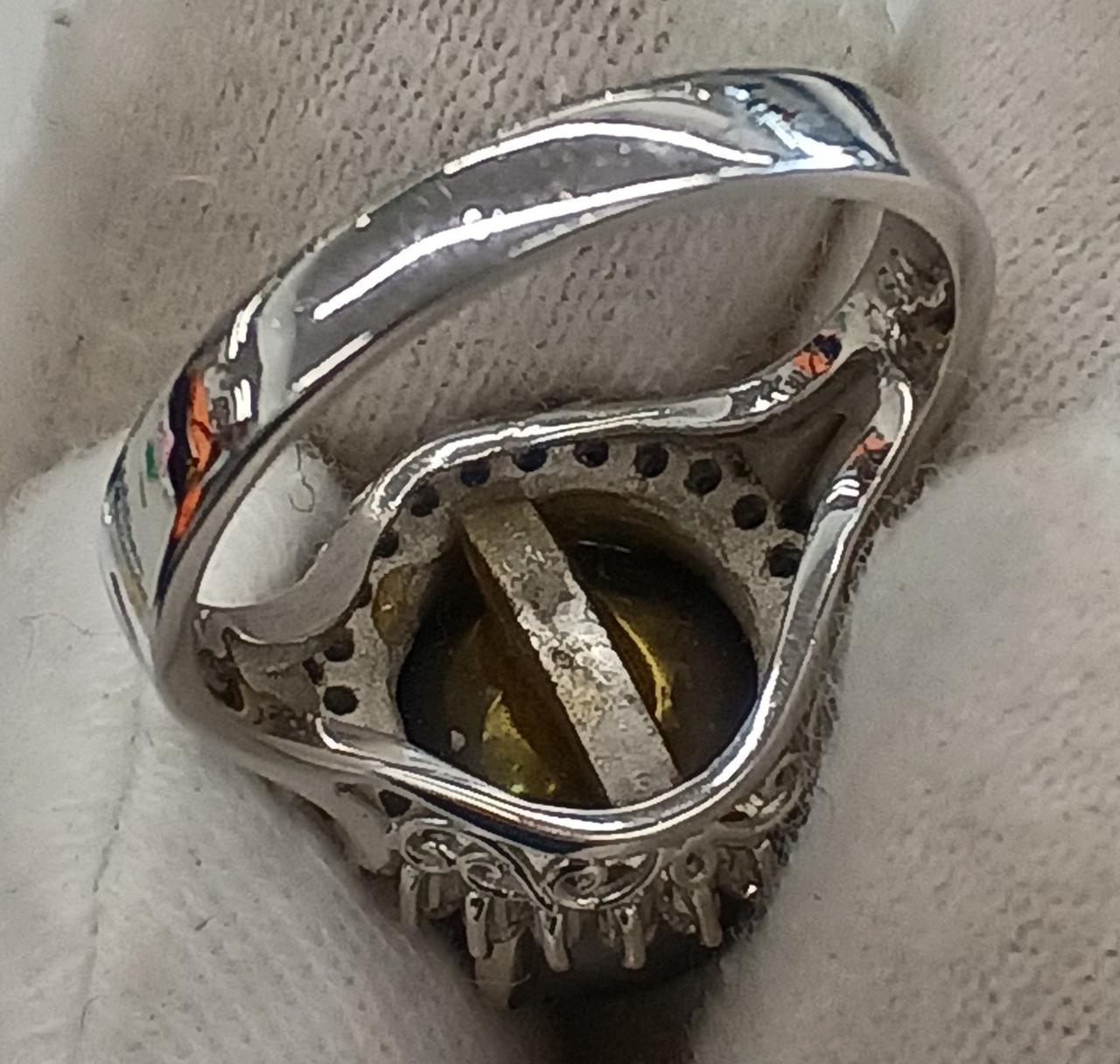 石が接着されてます。