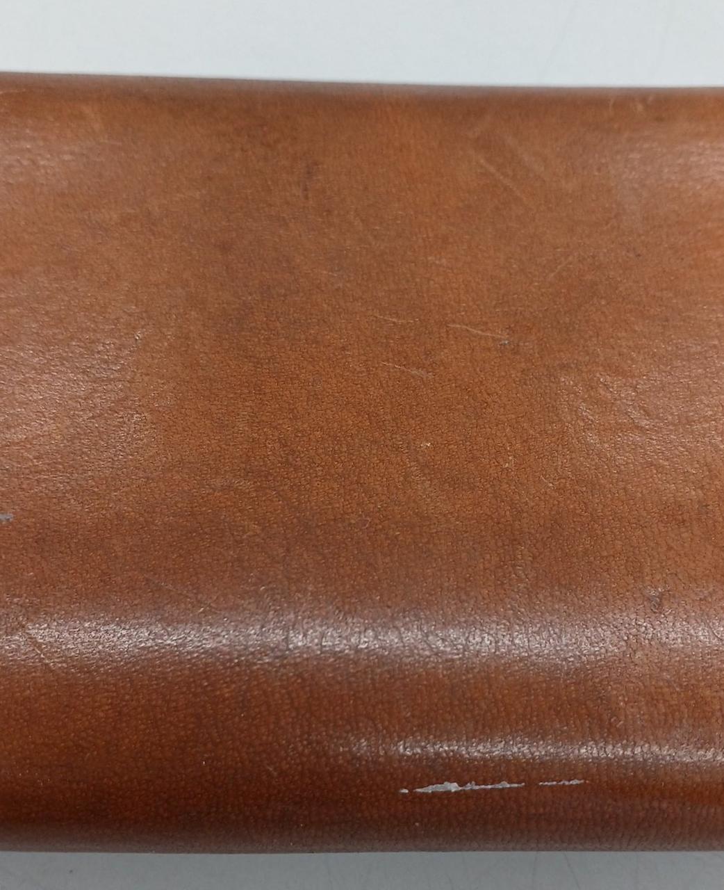 背面下部に目立つ白いキズがあります