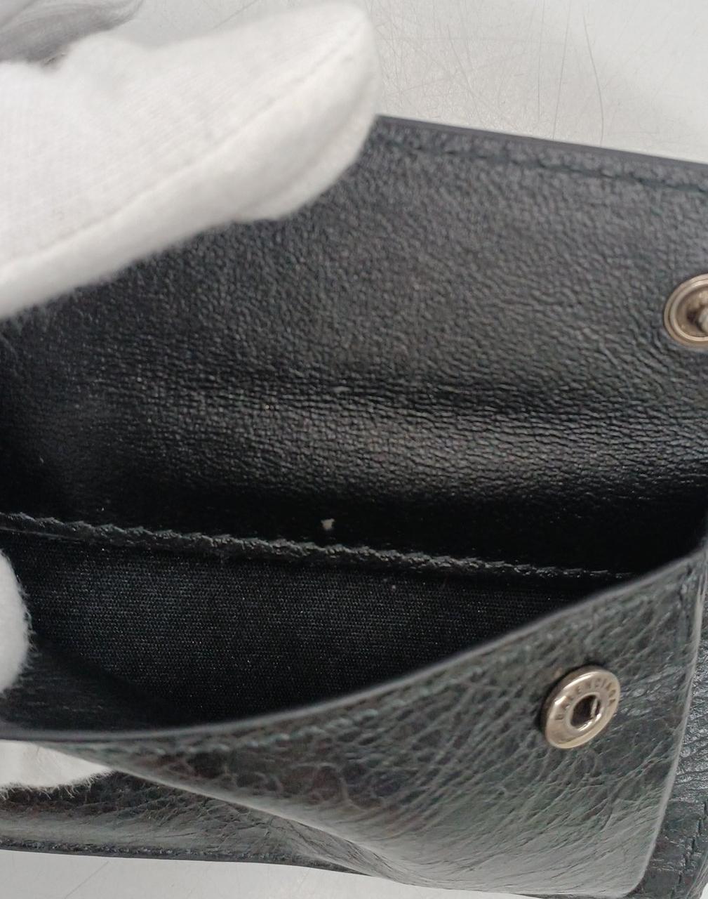 コイン入れの内側に小さなキズがあります