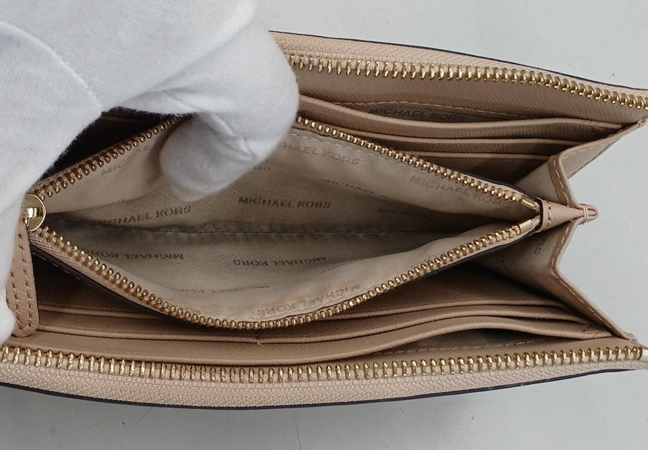 コイン入れの内側に汚れがあります