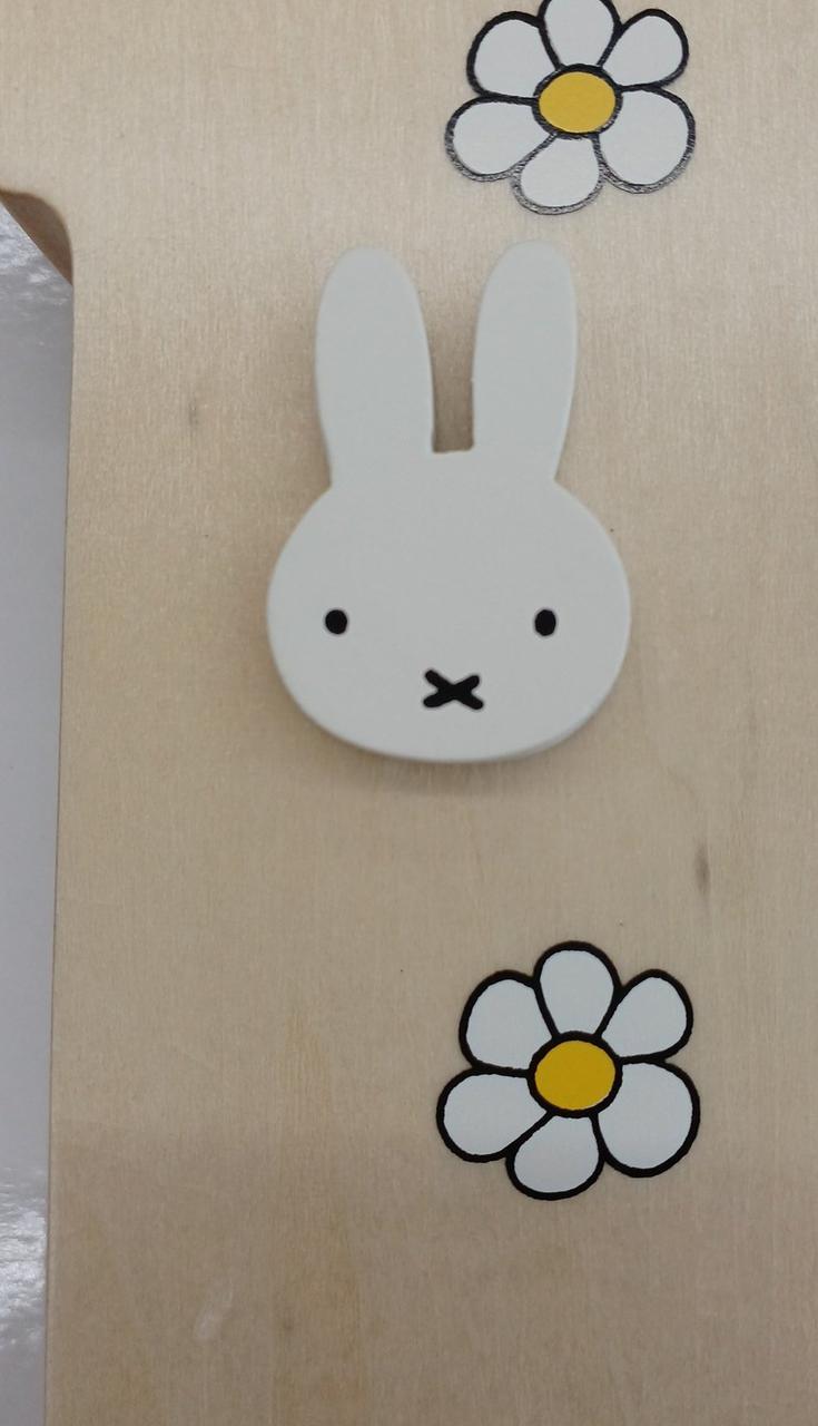 左下にキズ、黒い部分は木目か汚れか不明