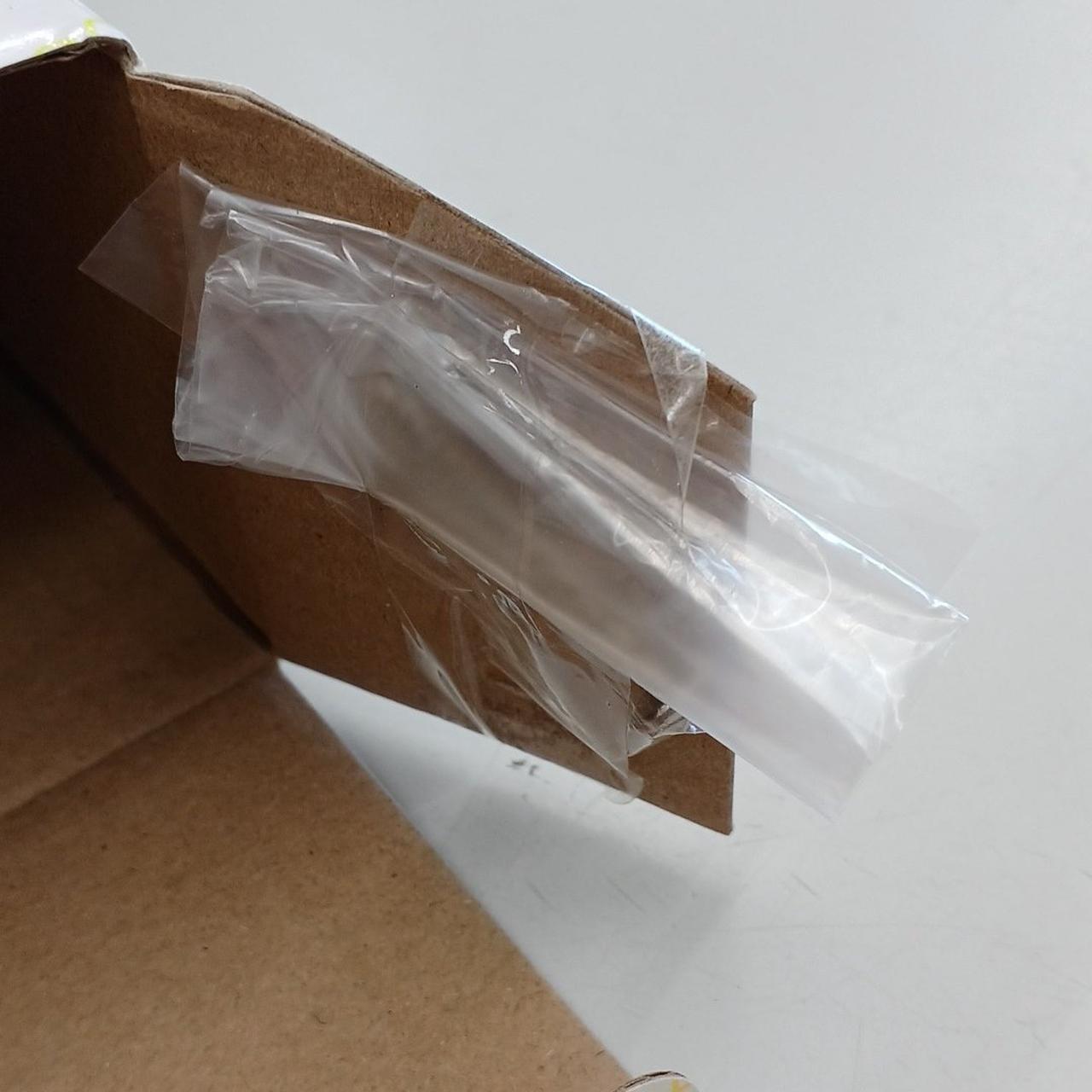 箱の内側に取付け用ネジがあります