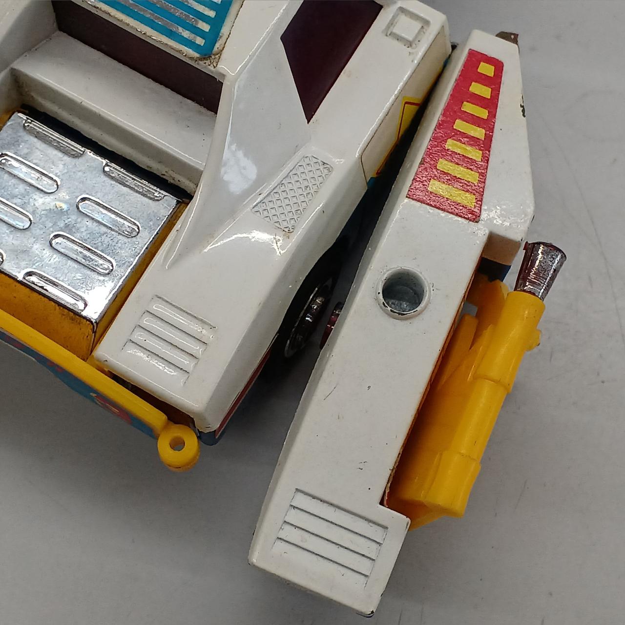 右の接合部、閉まりにくいです。