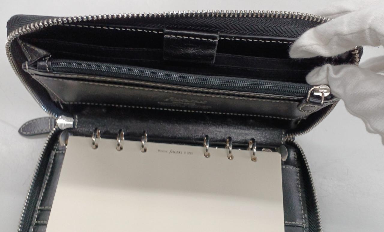 ポケット、コイン入があり財布機能あり