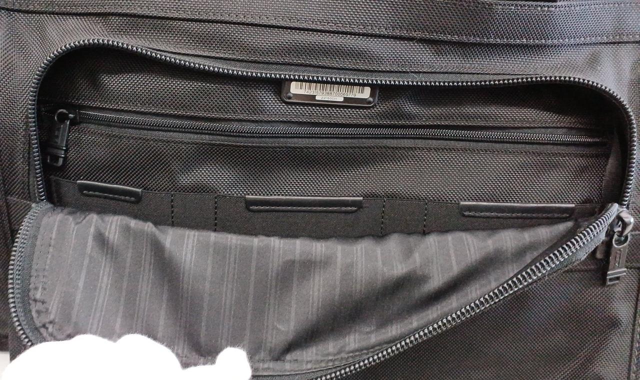 正面のポケット内です