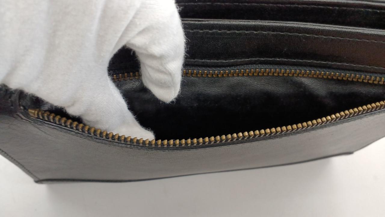 背面のポケット内です