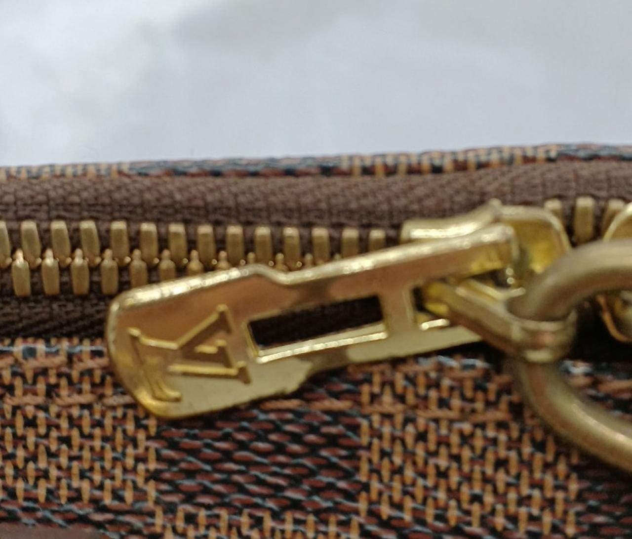 金具にスレ、変色あります
