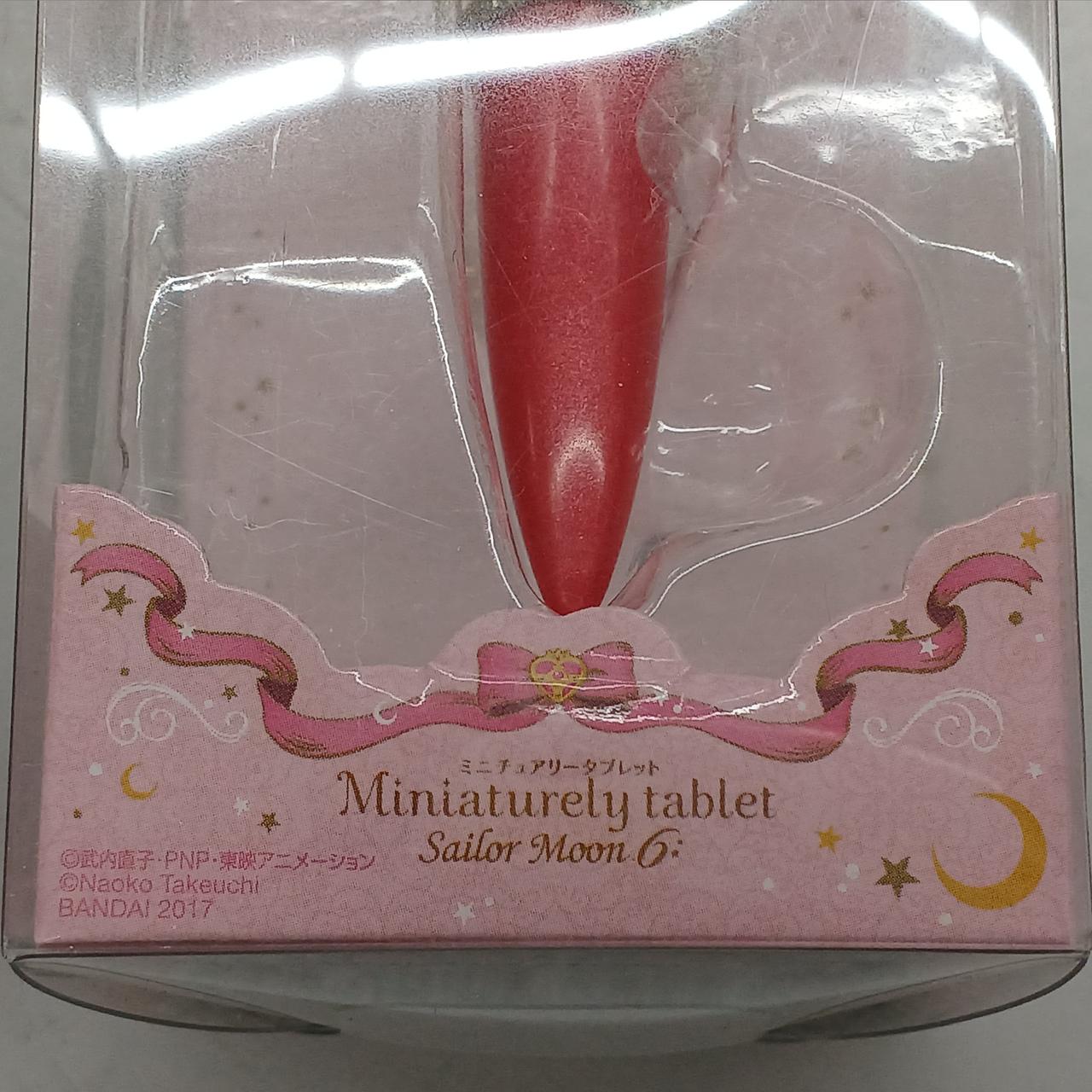 台紙に折れあり。