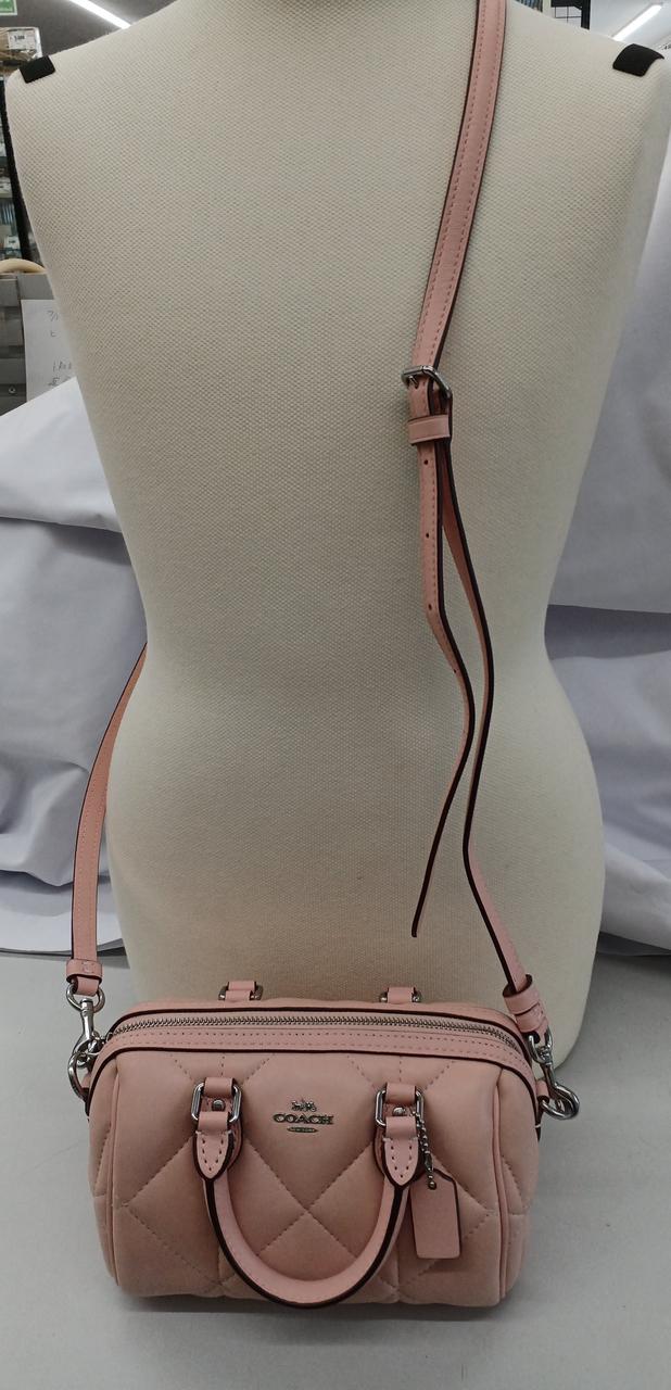 ベージュに見えますが、ベージュピンクです