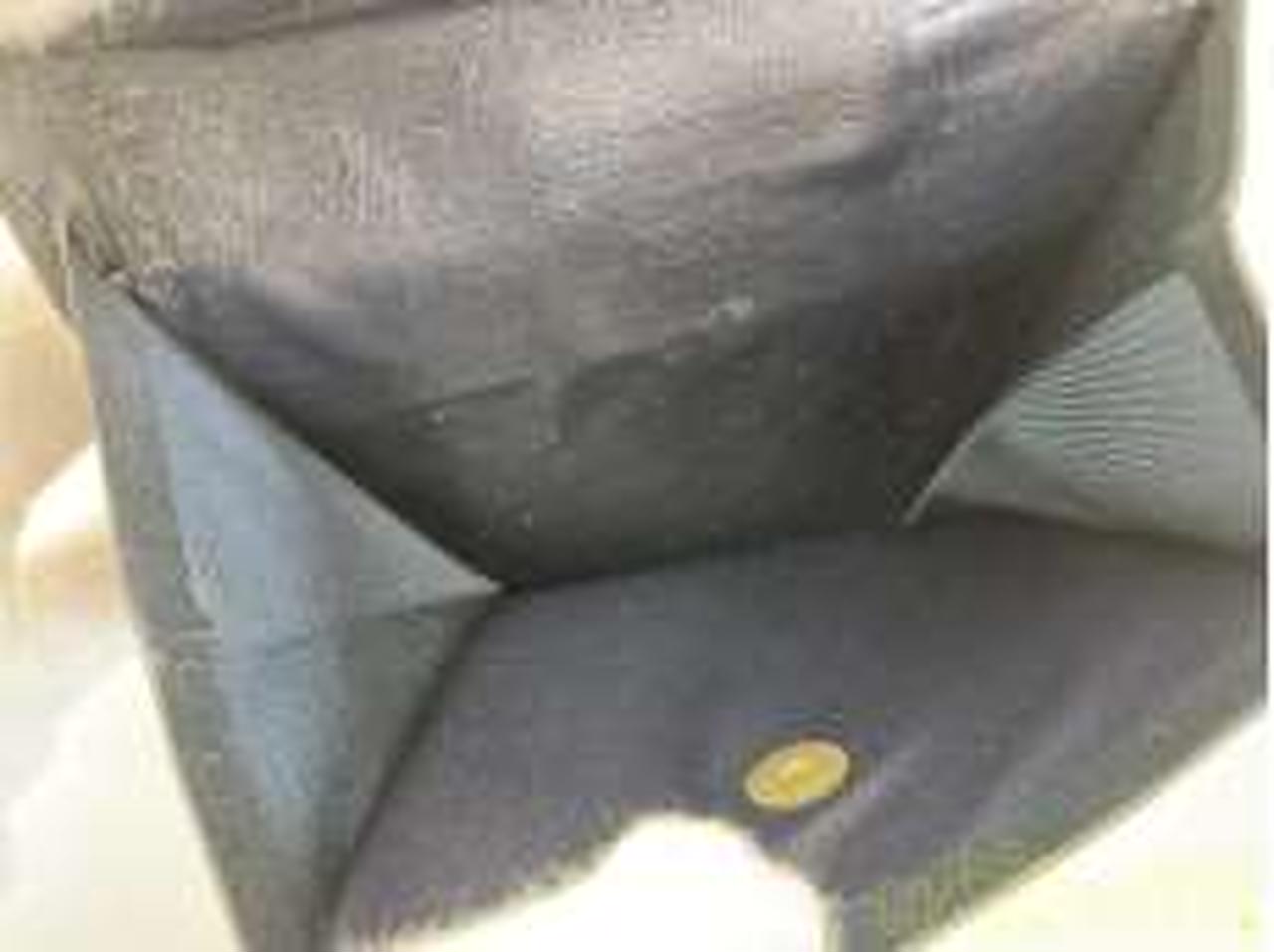 コイン入れ内にヨレが見られます