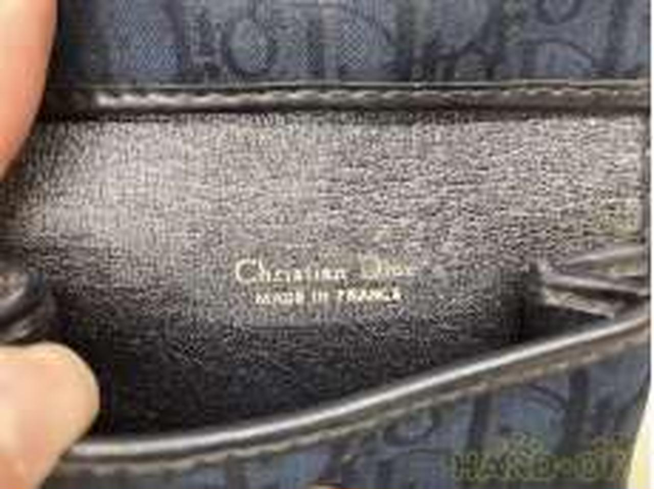 汚れでロゴのDior が消えかけています