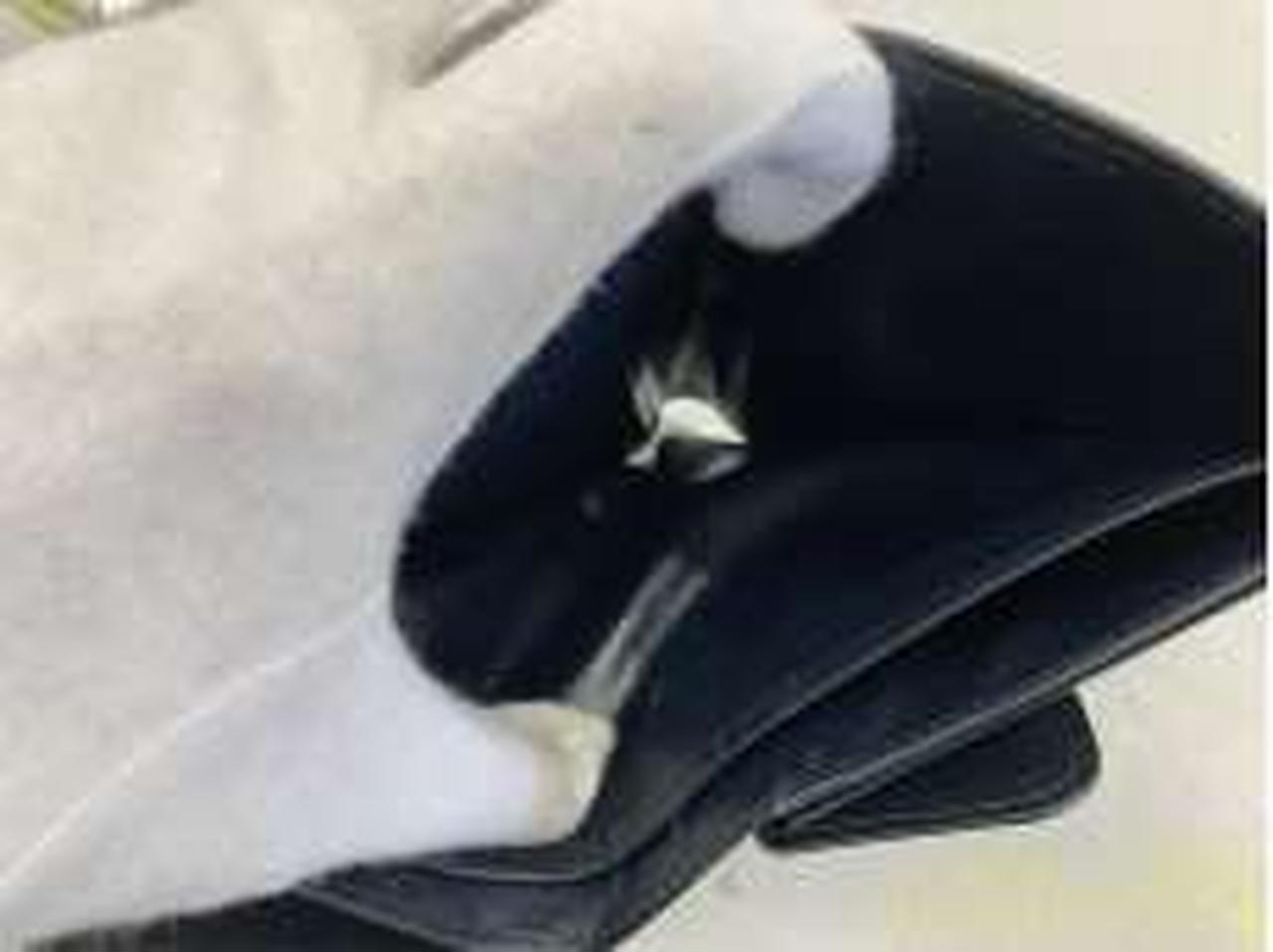 札入れ内にベタつきが出始めています