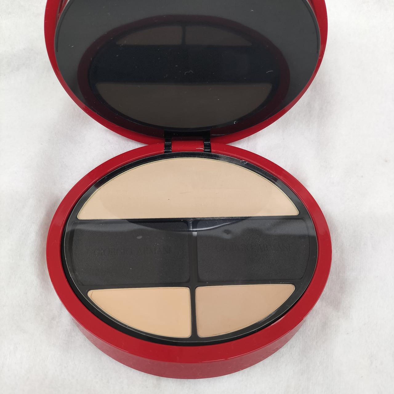 上ファンデーション、下2色コンシーラー