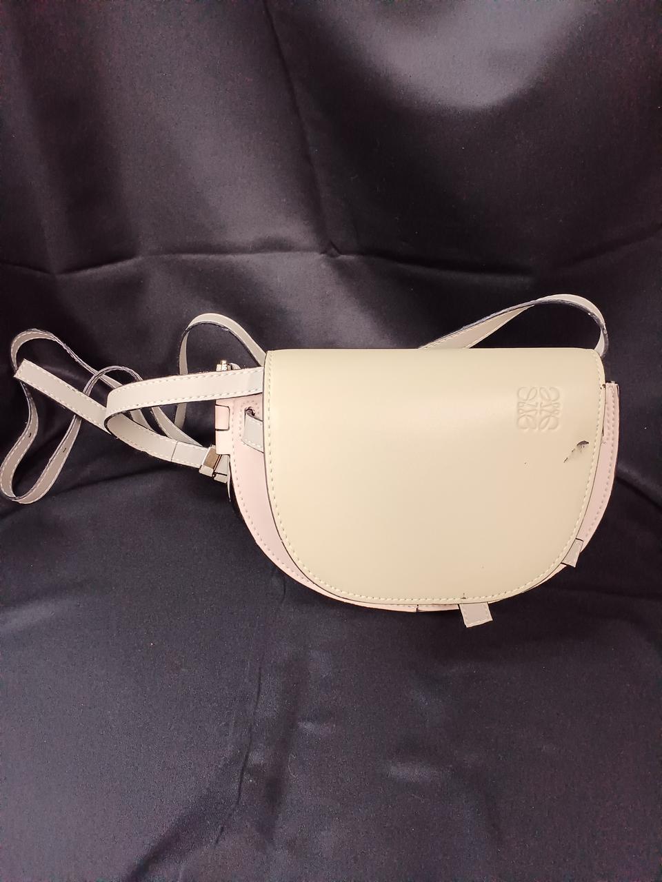 黒い汚れあります。