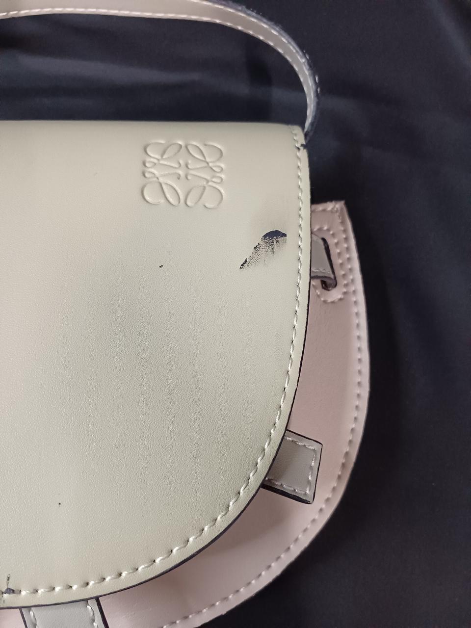 黒い汚れ有ります。