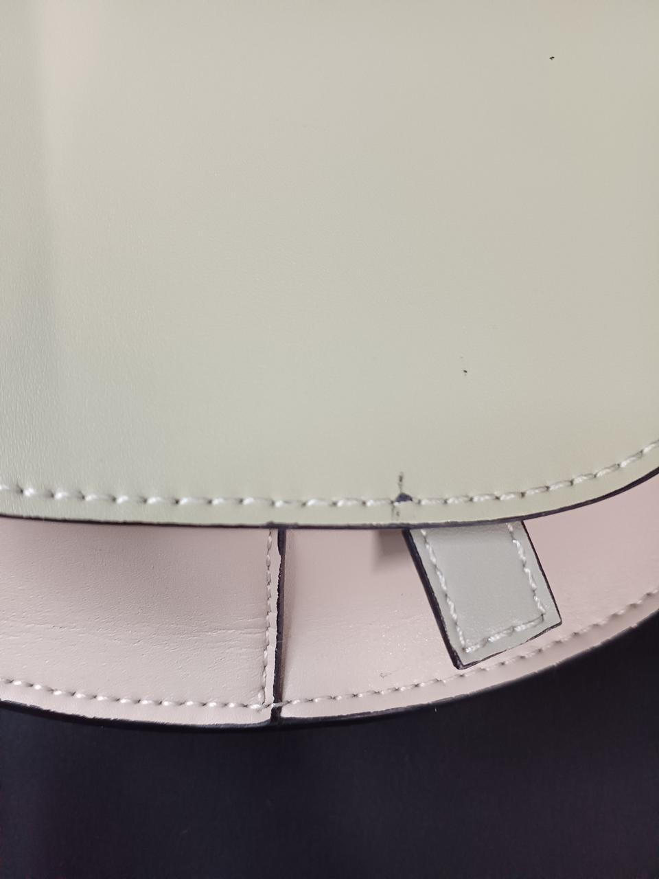 黒い汚れ有ります。