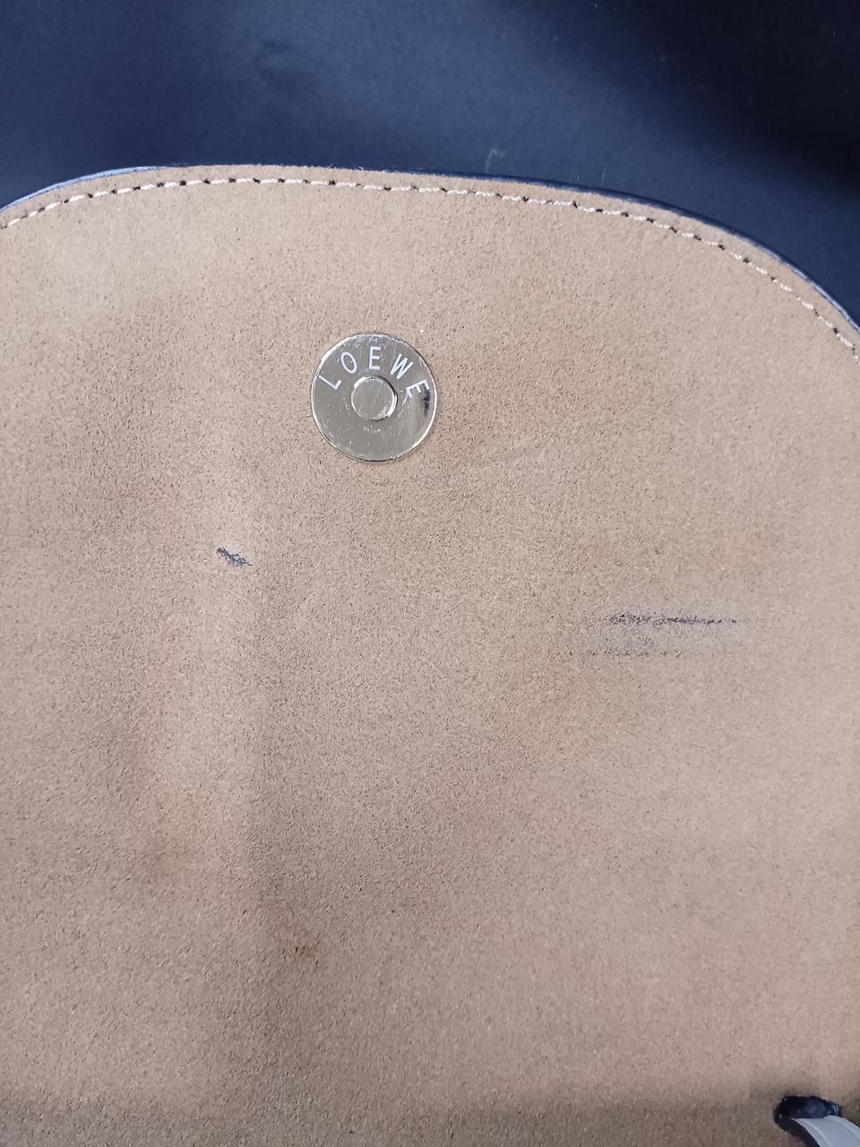 黒い筋みたいな汚れあります。