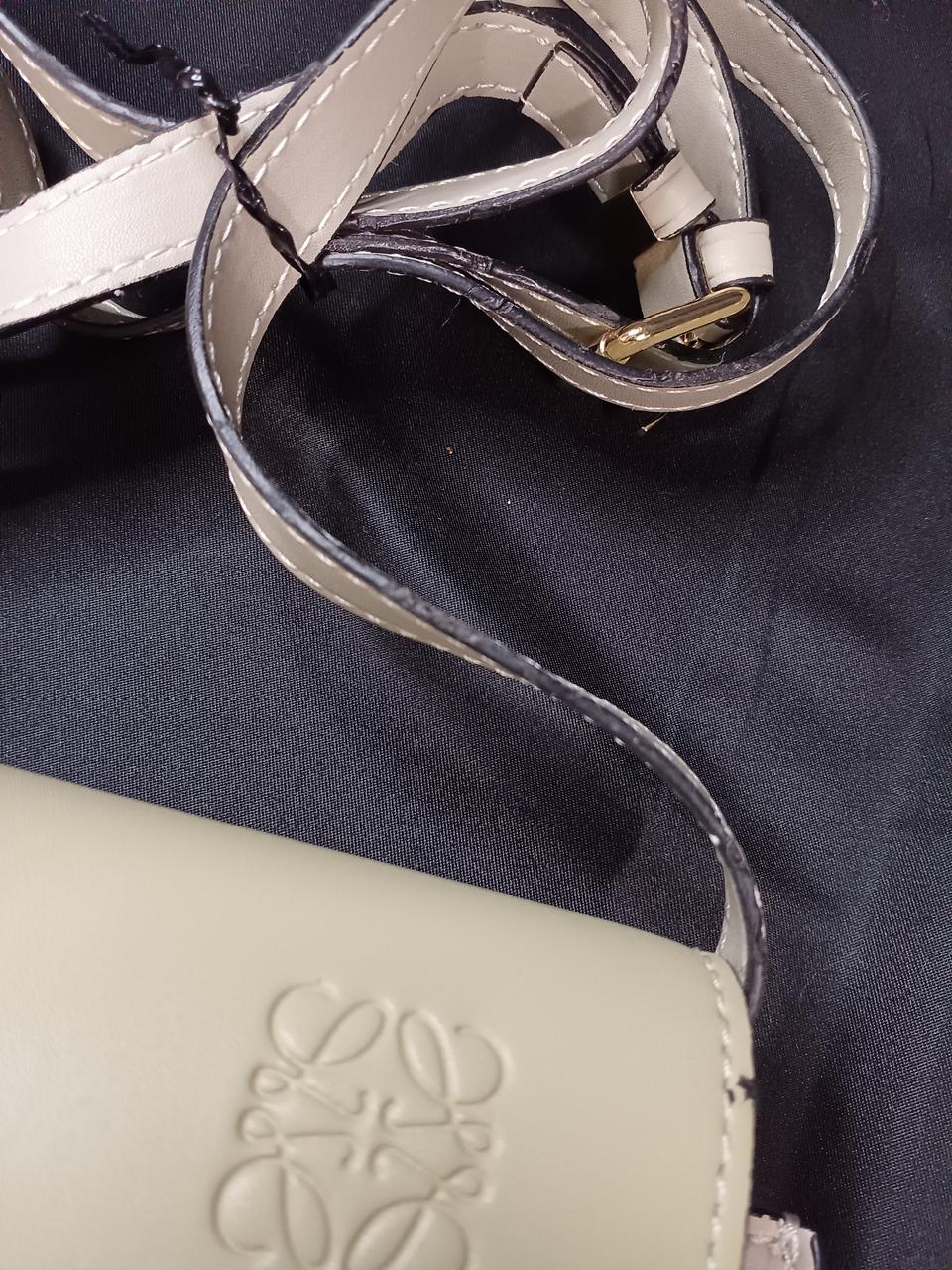 ショルダー紐の黒い部分傷や剥がれ有ります