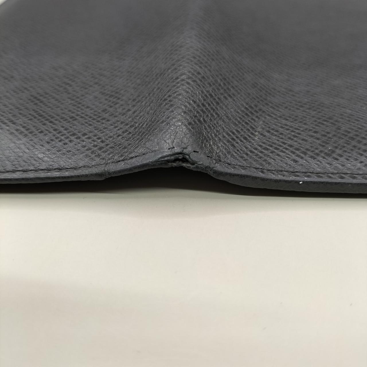 折り目部分に割れあり。