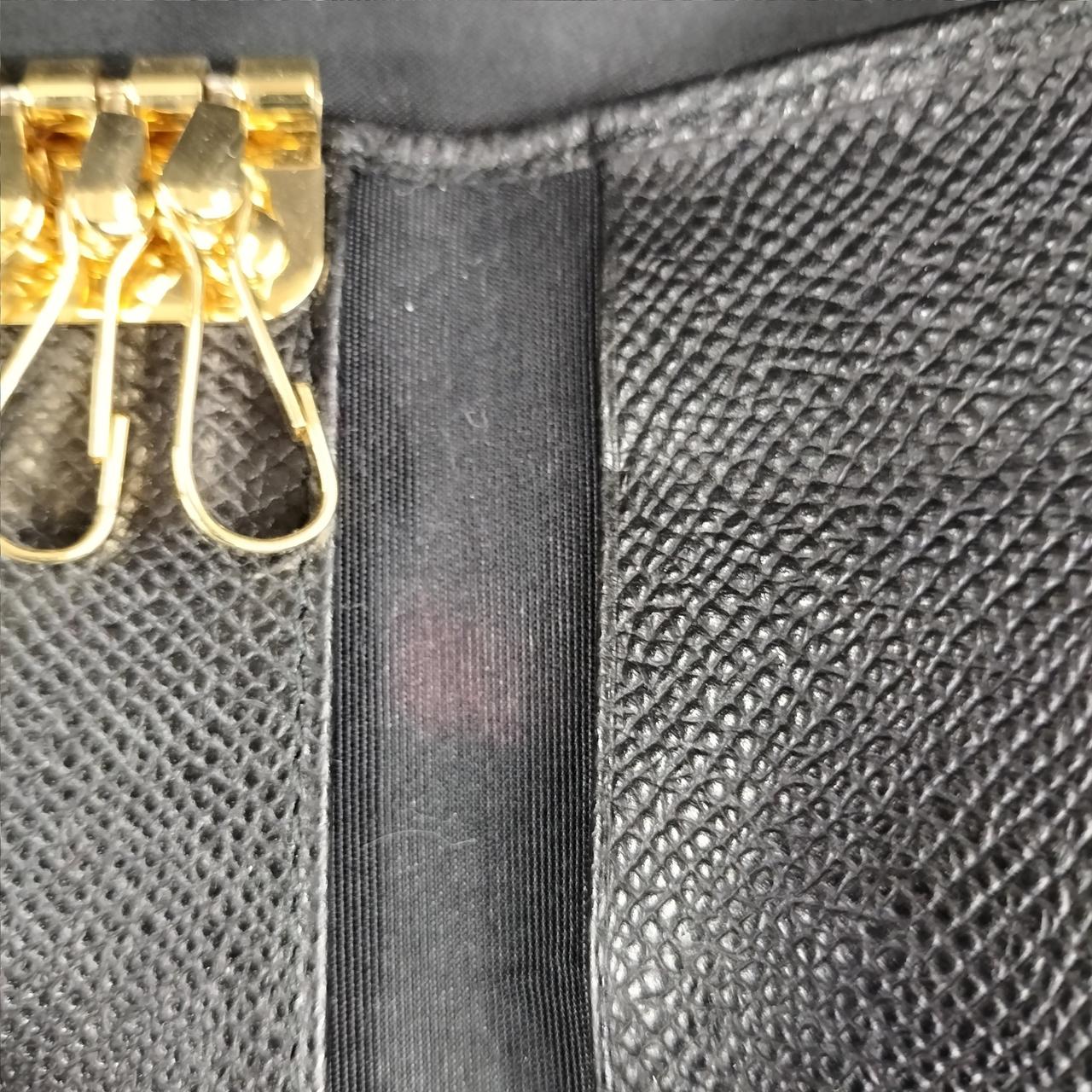 赤いシミ汚れが有ります。