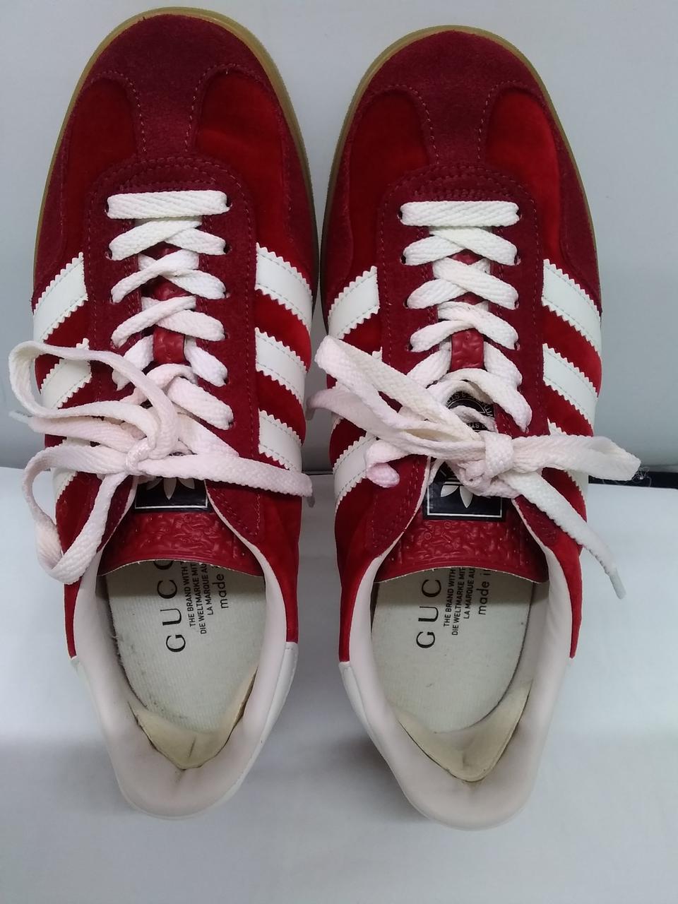 紐に赤く色移りがあります。