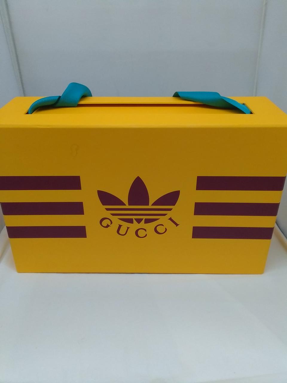 箱に汚れがあります。