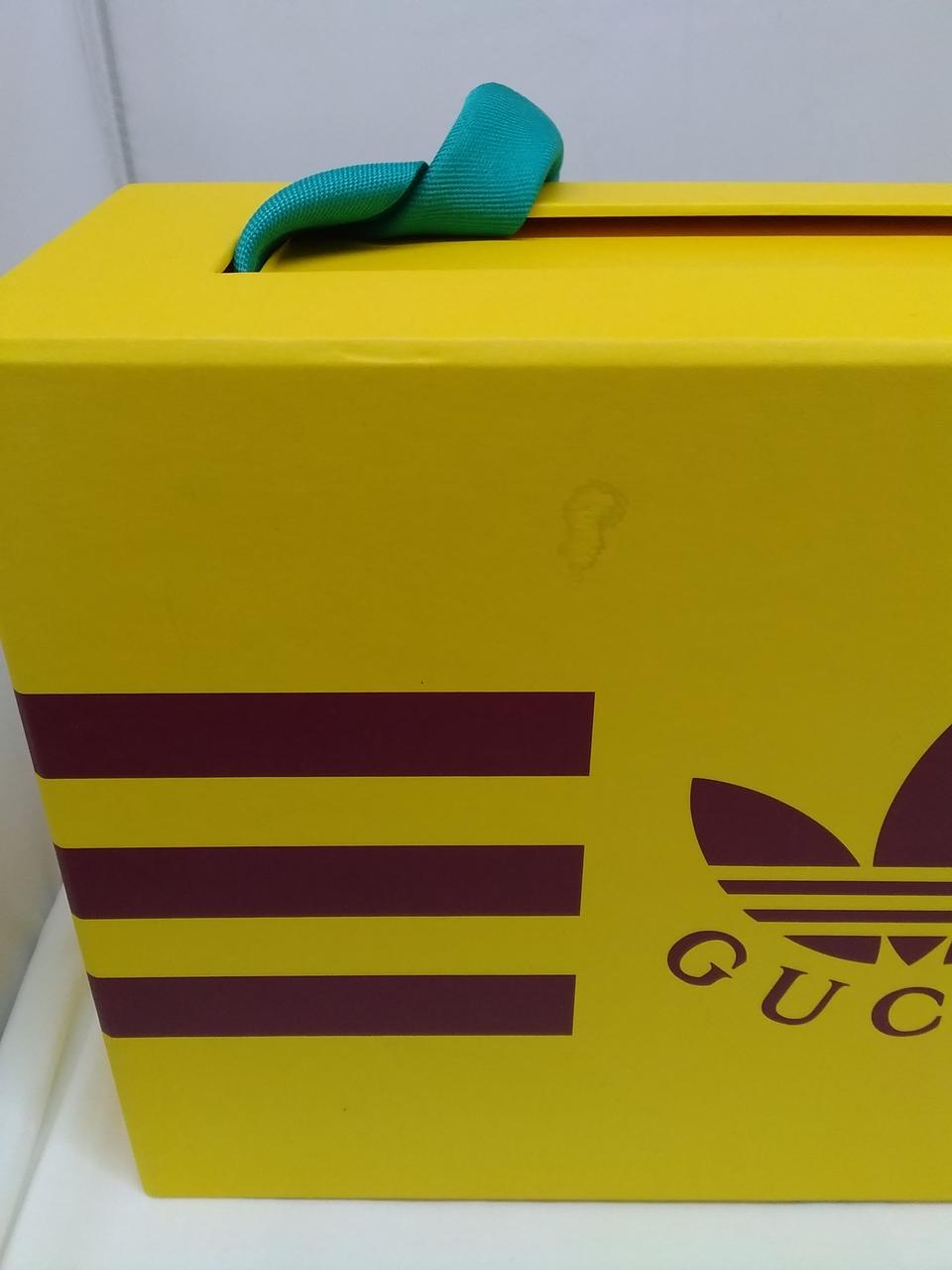 箱に汚れがあります。