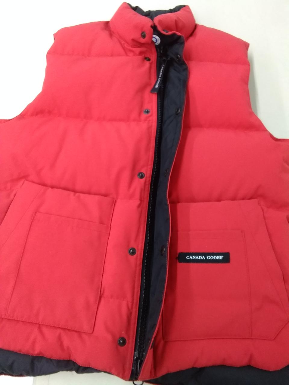 右側ポケット付近にシミがあります。