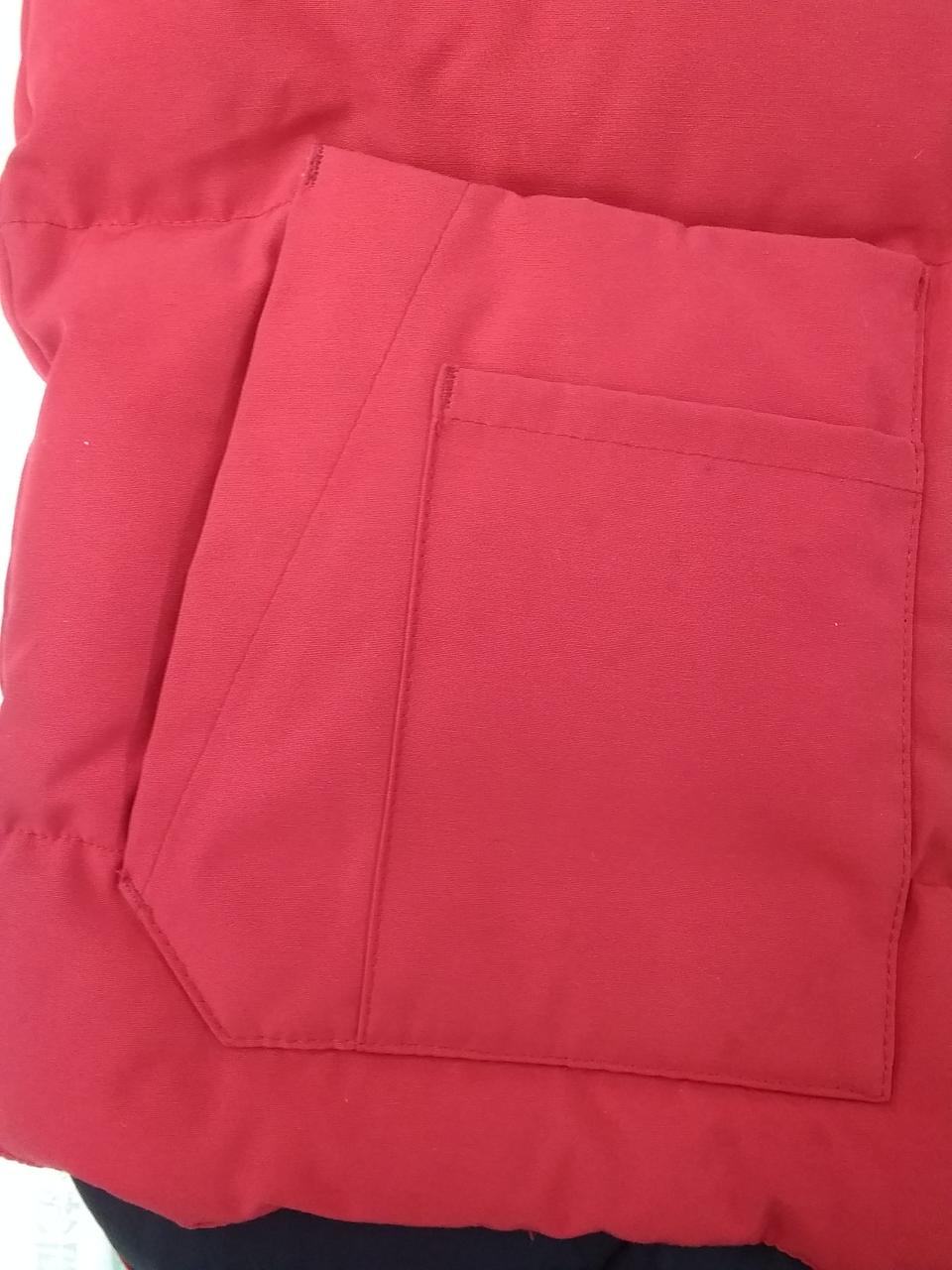 右側ポケット付近にシミがあります。