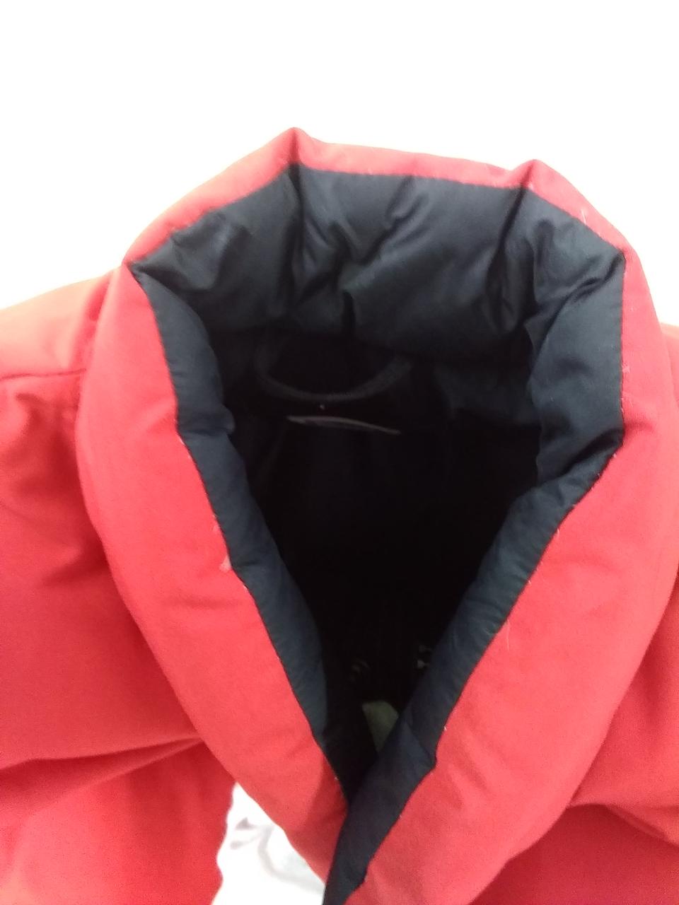 縫い目よりダウン抜けがあります。