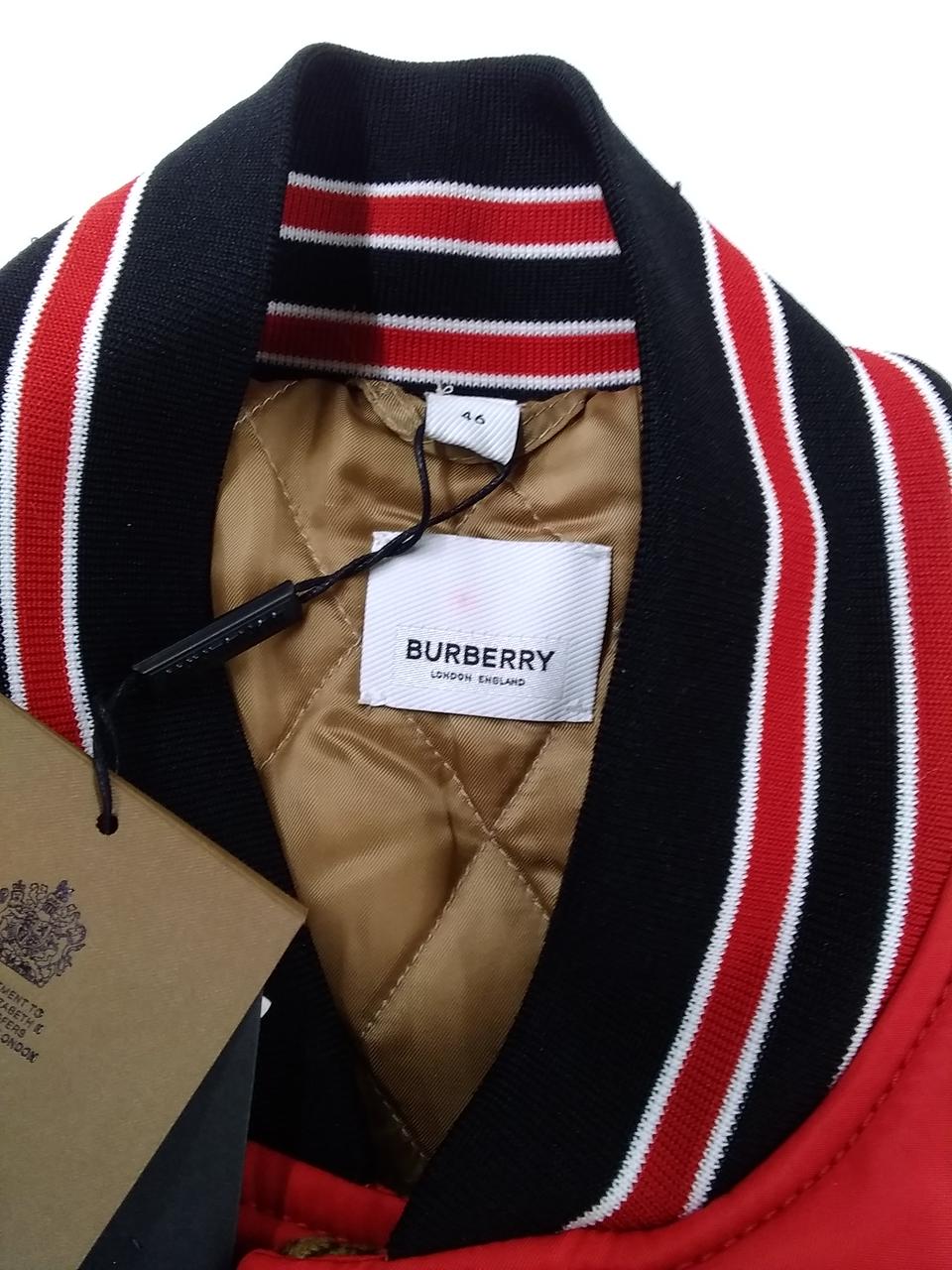 ブランドタグに赤い汚れがあります。