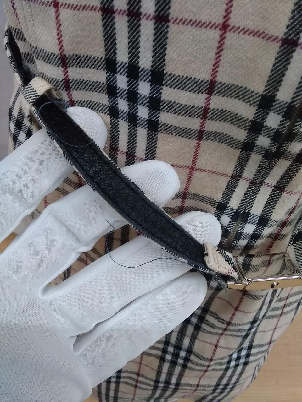 ベルト裏側全体にざらつきがあります。