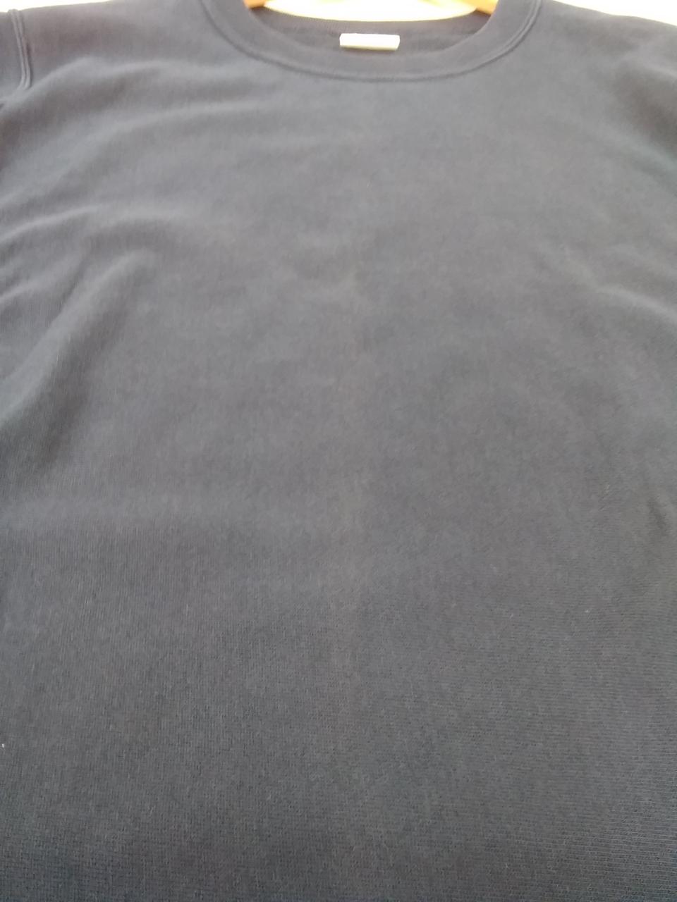 正面中央にシミのような汚れがあります。