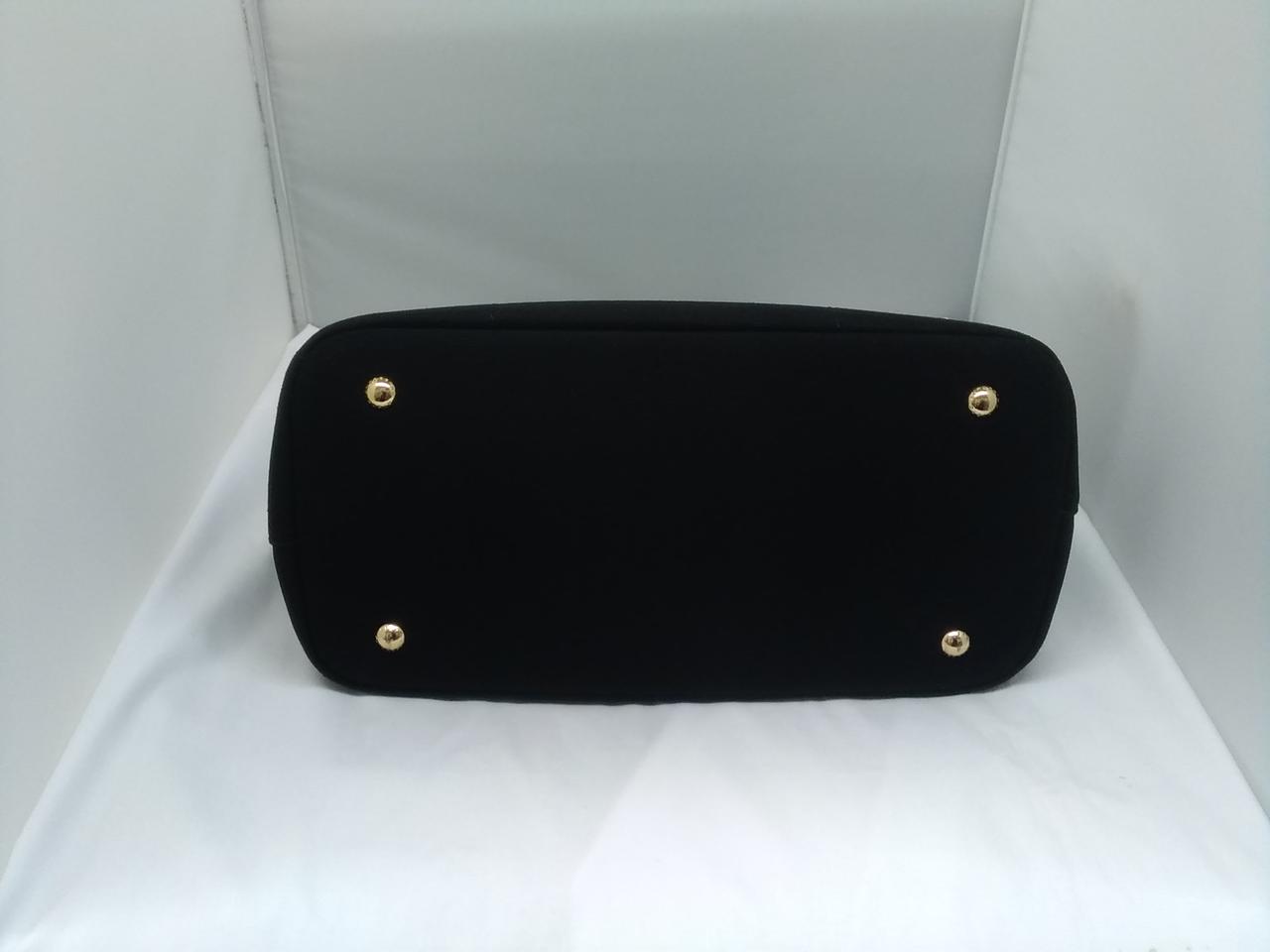 底鋲に傷があります。