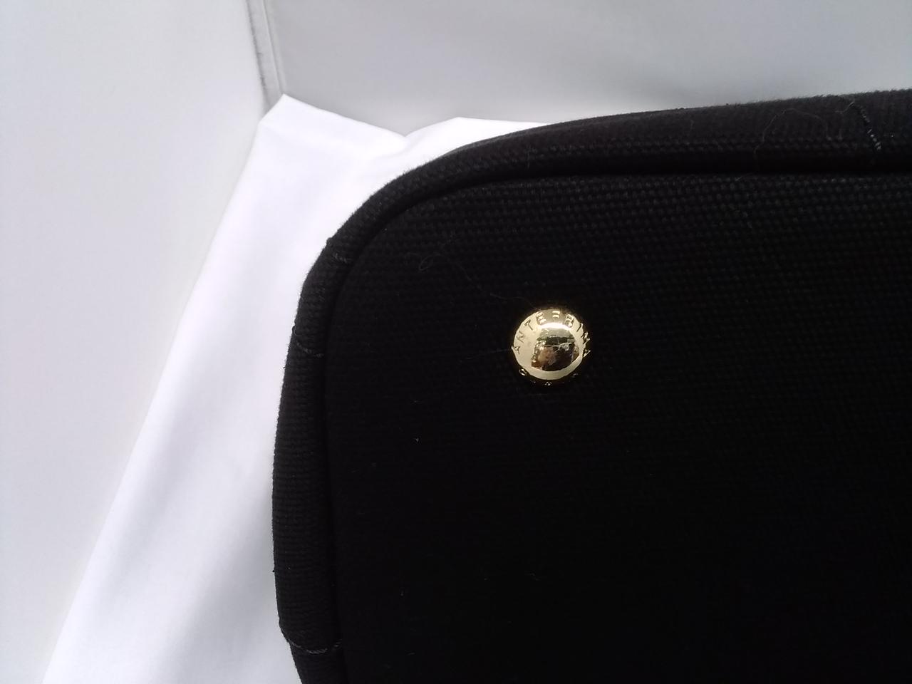 底鋲に傷があります。