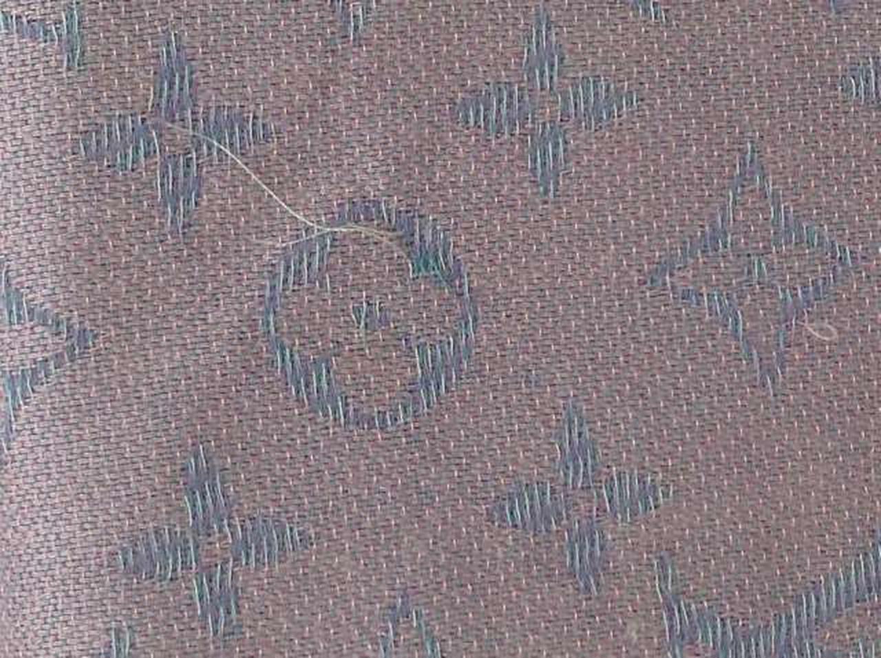 ほつれが数か所ございます。