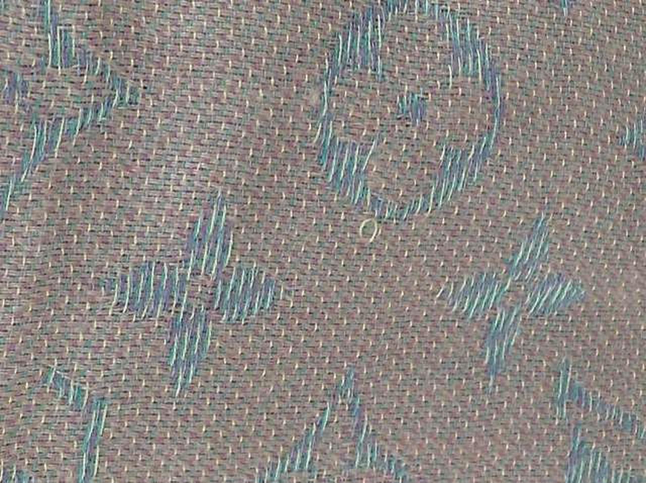 ほつれが数か所ございます。