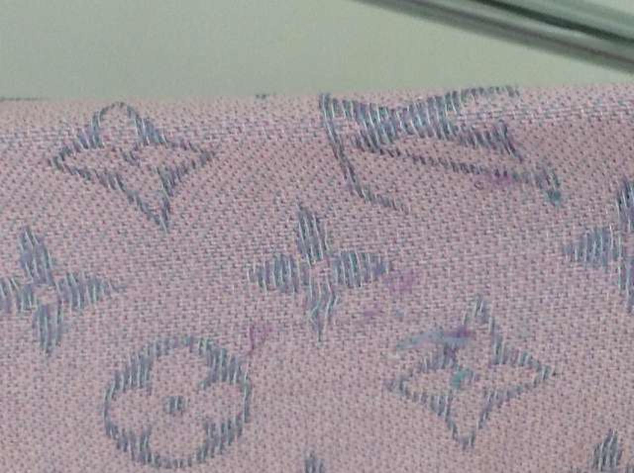 ほつれが数か所ございます。