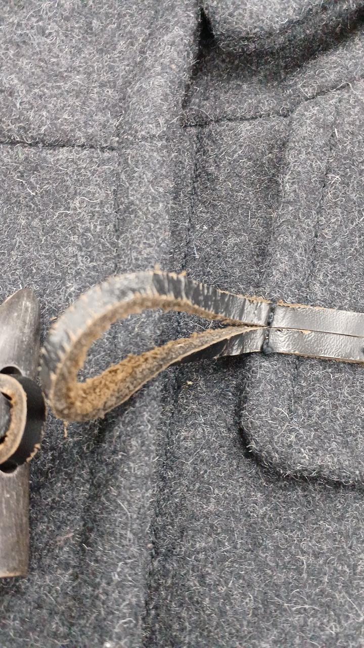 一番上の革紐　状態