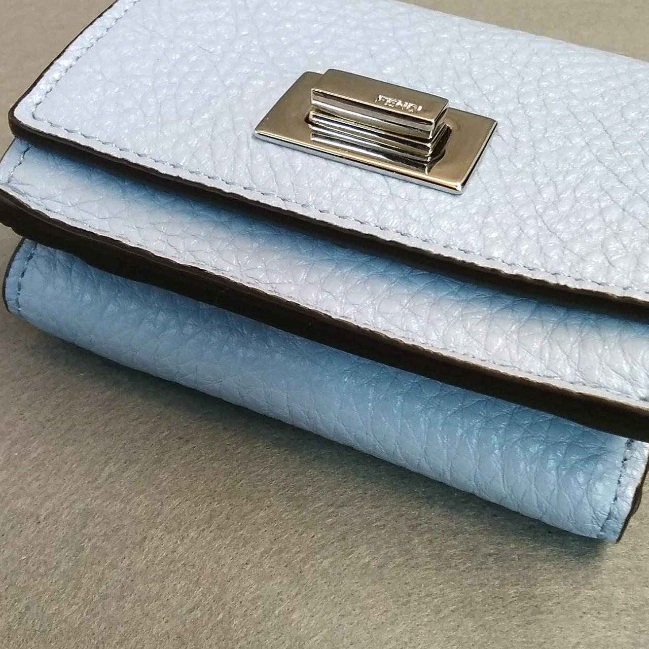 ピーカブー三つ折り財布Ω 