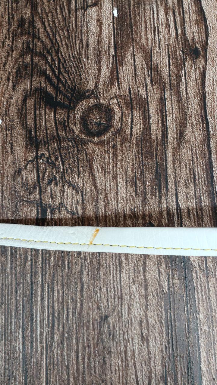 つなぎ目に変色あり