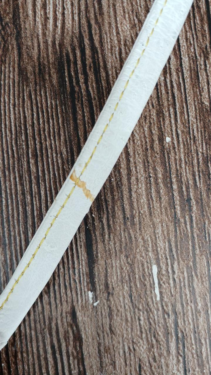 つなぎ目に変色あり