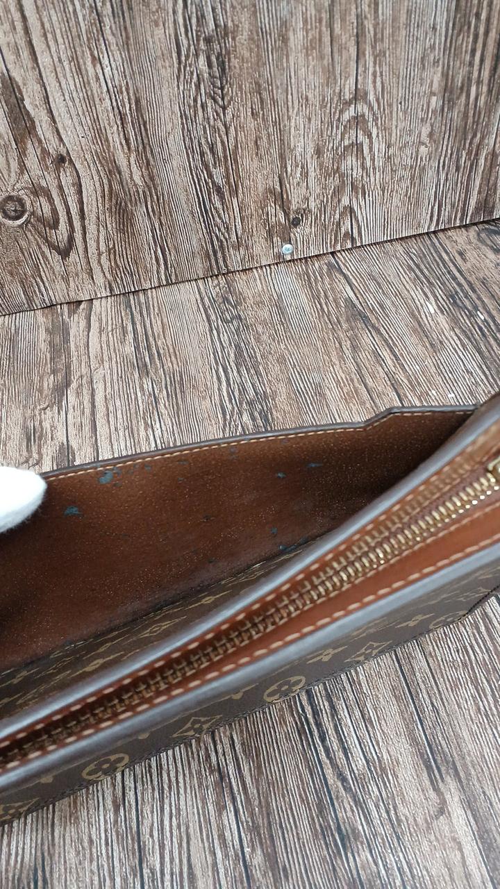 外側ポケット劣化、ベタつきあり