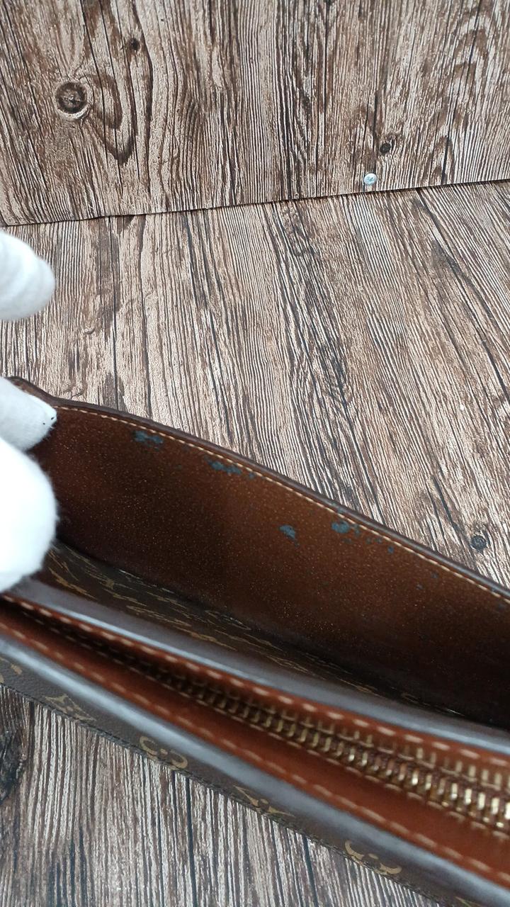 外側ポケット劣化、ベタつきあり