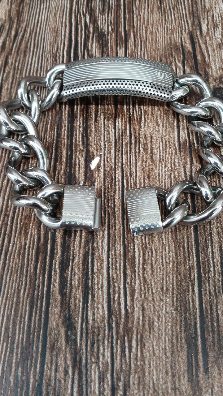 スライドして外します