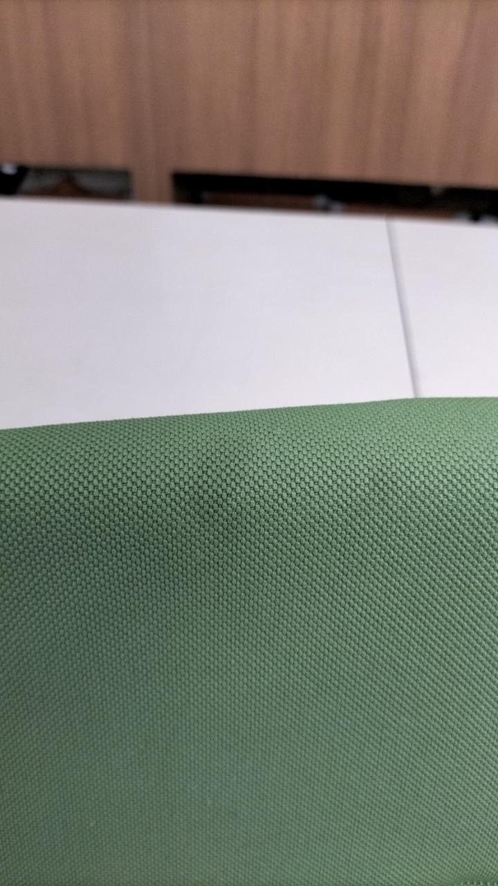 背もたれ上部に若干のシミがあります